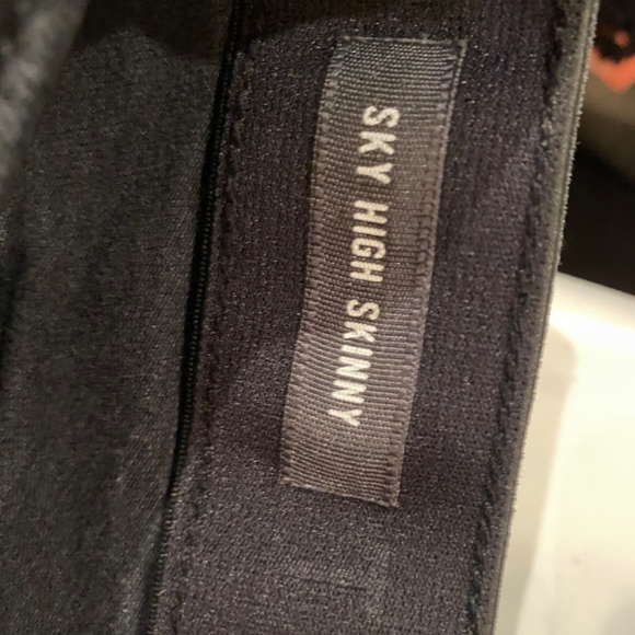 Torrid Distressed SKY HIGH SKINNY PREMIUM STRETCH HIGH-RISE JEAN Size 14S - Picture 4 of 4